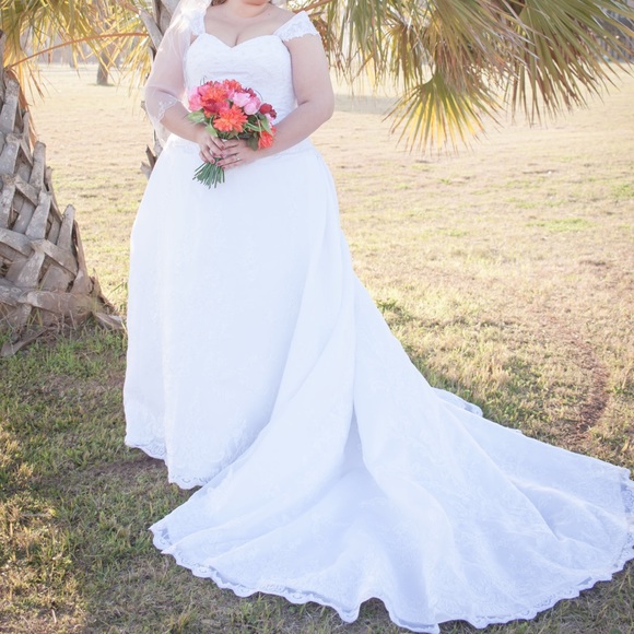 wholesale prices Wedding dress with veil. Dry cleaned and preserved